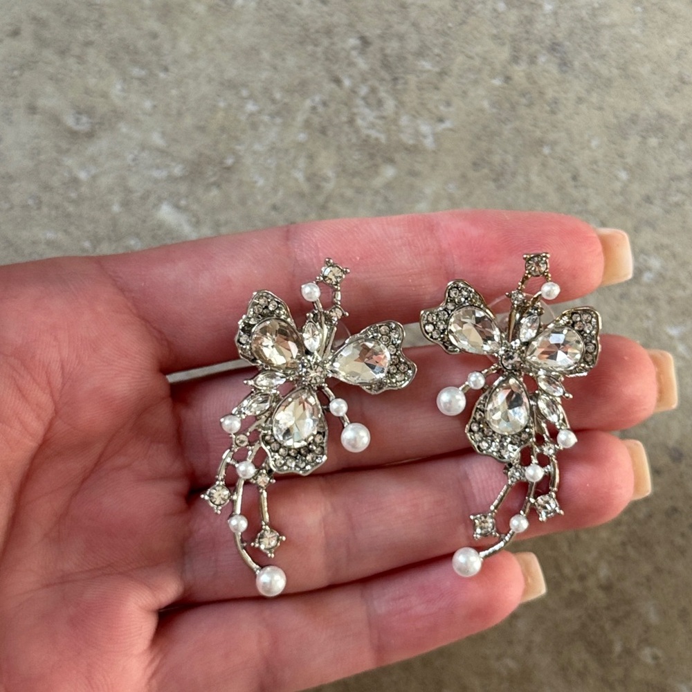 💖4/$20NEW Elegant Silver and White Crystal Bow Earrings
